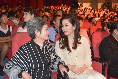 Hoa hậu Đền Hùng Giáng My và mẹ