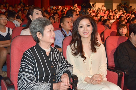 Hoa hậu Đền Hùng Giáng My và mẹ