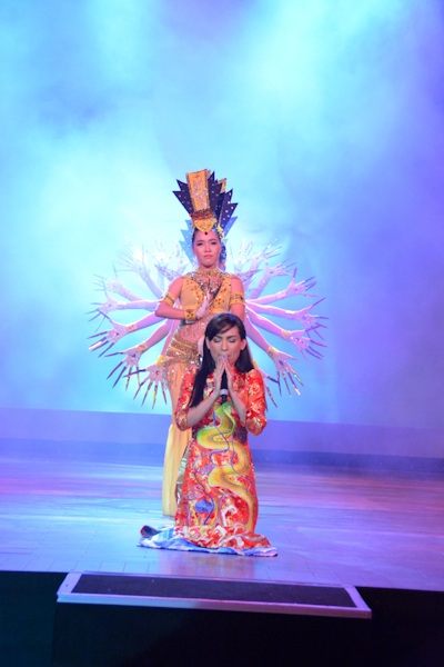 Phi Nhung hát trên sân khấu