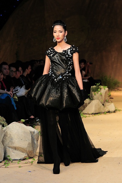 Những trang phục được lấy cảm hứng từ áo dài, áo bà ba, áo tứ thân...