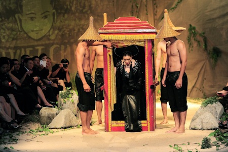 Lý Nhã Kỳ xuất hiện với tư cách là vơ đét của đêm diễn