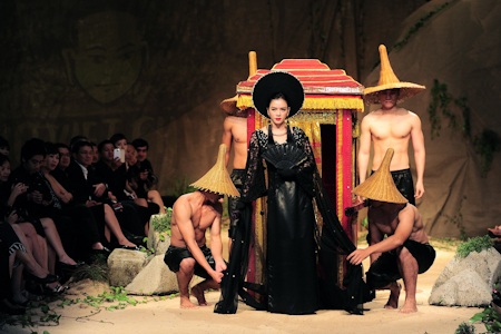 Lý Nhã Kỳ xuất hiện với tư cách là vơ đét của đêm diễn