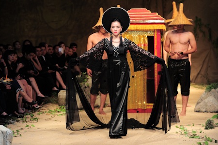 Lý Nhã Kỳ xuất hiện với tư cách là vơ đét của đêm diễn