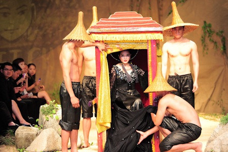 Lý Nhã Kỳ xuất hiện với tư cách là vơ đét của đêm diễn