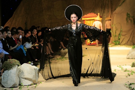 Lý Nhã Kỳ xuất hiện với tư cách là vơ đét của đêm diễn