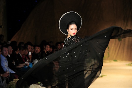 Lý Nhã Kỳ xuất hiện với tư cách là vơ đét của đêm diễn