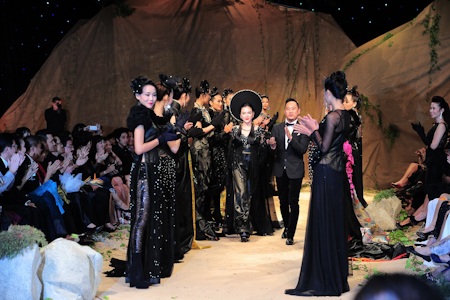 Lý Nhã Kỳ và NTK (nhà thiết kế) Võ Việt Chung