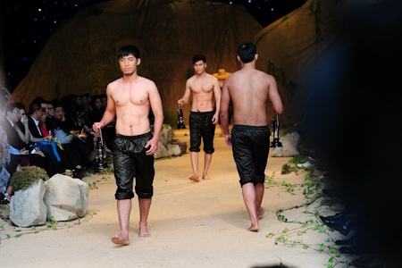 Những trang phục được lấy cảm hứng từ áo dài, áo bà ba, áo tứ thân...