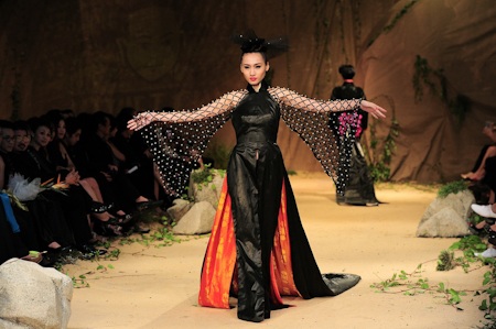 Những trang phục được lấy cảm hứng từ áo dài, áo bà ba, áo tứ thân...