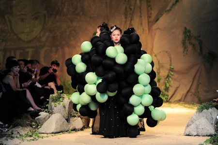 Những trang phục được lấy cảm hứng từ áo dài, áo bà ba, áo tứ thân...