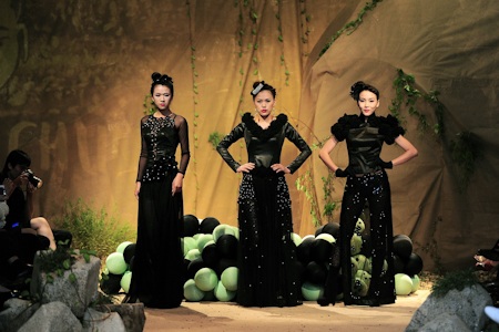 Những trang phục được lấy cảm hứng từ áo dài, áo bà ba, áo tứ thân...