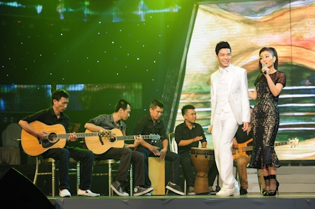 Ca khúc này được cô và Nghệ sĩ Trần Mạnh Tuấn kết hợp đầy ăn ý.