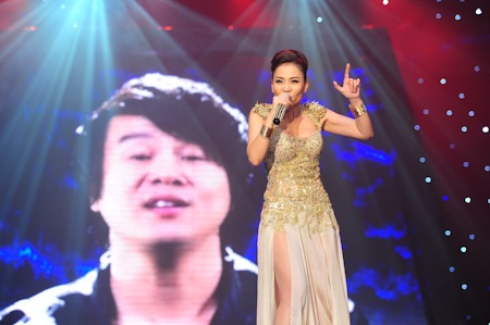 Ca khúc này được cô và Nghệ sĩ Trần Mạnh Tuấn kết hợp đầy ăn ý.