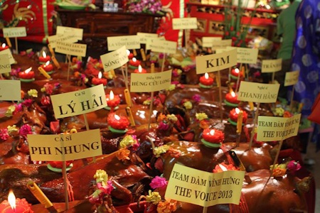 Nghệ sĩ nô nức đi "giỗ tổ" - 4 Những chú heo quay, món đồ lễ của các nghệ sĩ