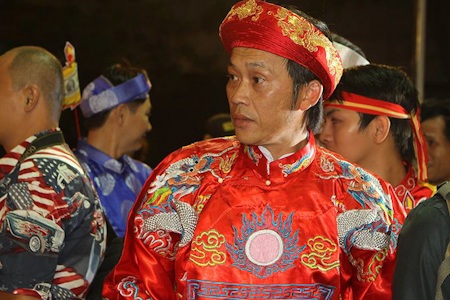 Nghệ sĩ nô nức đi "giỗ tổ" - 2 Hoài Linh là người chủ trì lễ giỗ tổ tại sân khấu Nụ cười mới