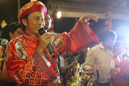 Nghệ sĩ nô nức đi "giỗ tổ" - 3 Hoài Linh là người chủ trì lễ giỗ tổ tại sân khấu Nụ cười mới