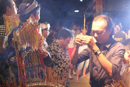 Nghệ sĩ nô nức đi "giỗ tổ" - 9 NSƯT Thanh Hoàng thành tâm lễ tạ