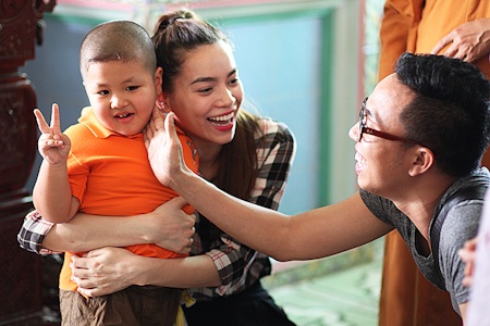Hồ Ngọc Hà về Long An trao quà trung thu - 7 Nguyễn Hồng Thuận là nhạc sĩ gắn liền với những thành công của Hồ Ngọc Hà trong thời gian gần đây.