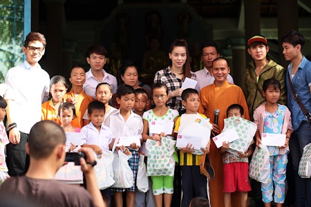 Hồ Ngọc Hà về Long An trao quà trung thu - 3 Ngoài học bổng và sách, đoàn nghệ sĩ còn tặng các em đèn lồng, sách vở