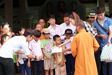 Hồ Ngọc Hà về Long An trao quà trung thu - 4 Ngoài học bổng và sách, đoàn nghệ sĩ còn tặng các em đèn lồng, sách vở