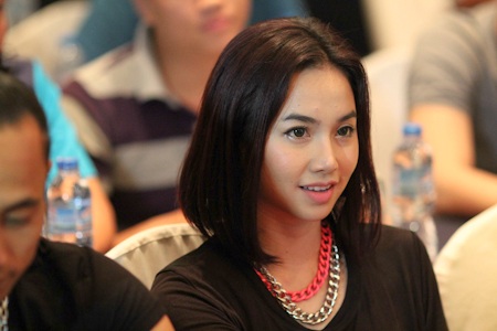 Tăng Thanh Hà làm "tổng giám đốc" - 11 Trong khi Hà Tăng say sưa phát biểu thì ở dưới, chồng cô chăm chú lắng nghe.