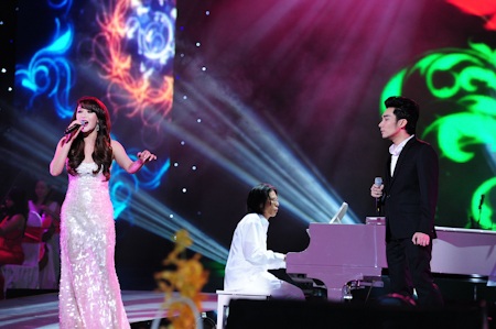 Siu Black bất ngờ xuất hiện trong liveshow Quang Hà - 14 Quang Hà và Hồ Quỳnh Hương trong ca khúc Nụ hôn cuối cùng.