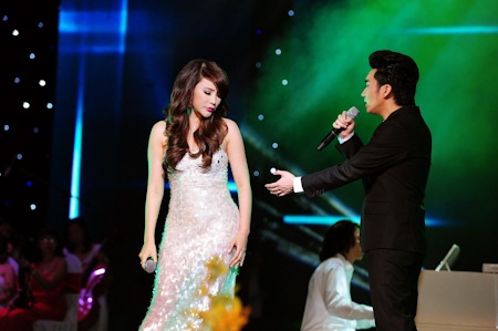 Siu Black bất ngờ xuất hiện trong liveshow Quang Hà - 16 Quang Hà và Hồ Quỳnh Hương trong ca khúc Nụ hôn cuối cùng.