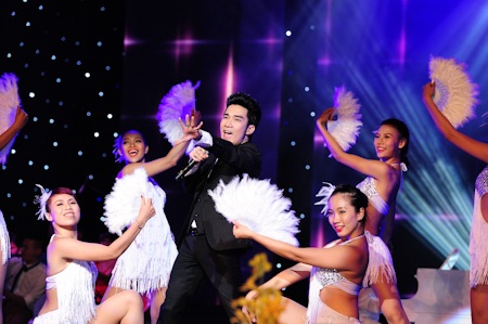 Siu Black bất ngờ xuất hiện trong liveshow Quang Hà - 17 Quang Hà và Thanh Làm thể hiện Mưa hồng và Cát bụi cũng rất thành công