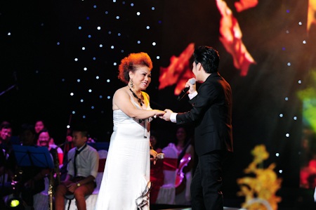 Siu Black bất ngờ xuất hiện trong liveshow Quang Hà - 1 Siu Black bất ngờ xuất hiện tại liveshow Quang Hà