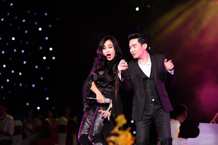 Siu Black bất ngờ xuất hiện trong liveshow Quang Hà - 18 Quang Hà và Thanh Làm thể hiện Mưa hồng và Cát bụi cũng rất thành công