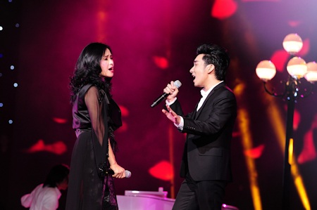 Siu Black bất ngờ xuất hiện trong liveshow Quang Hà - 19 Quang Hà và Thanh Làm thể hiện Mưa hồng và Cát bụi cũng rất thành công