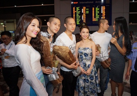 3 chàng sinh ba gốc Việt mơ chinh phục Hollywood - 4 Các fans cuồng nhiệt chào đóng 3 chàng họ Lưu