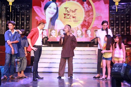 Mai Phương Thuý tổ chức trung thu cho em nhỏ mồ côi - 1 Mai Phương Thuý tổ chức trung thu cho em nhỏ mồ côi