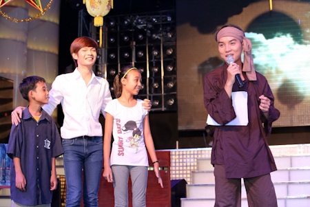 Mai Phương Thuý tổ chức trung thu cho em nhỏ mồ côi - 8 Chú Cuội Ngọc Trai dẫn chương trình khá vui nhộn