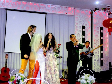 Mai Khôi lên xe hoa - 4 Mai Khôi lên xe hoa