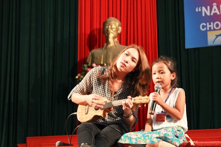 Mỹ Tâm rơi nước mắt vì trẻ em nghèo - 9 Trong chuyến đi này, ngoài vi