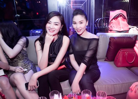 Bị cấm diễn, Angela Phương Trinh vẫn vui vẻ đi dự tiệc - 6 Ngọc Oanh và Quỳnh Thư