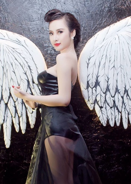 Bị cấm diễn, Angela Phương Trinh vẫn vui vẻ đi dự tiệc - 4 Angela Phương Trinh ăn mặc gợi cảm khi tới tham dự sự kiện tối qua 12/9