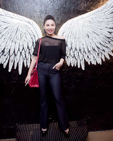 Bị cấm diễn, Angela Phương Trinh vẫn vui vẻ đi dự tiệc - 8 Quỳnh Thư