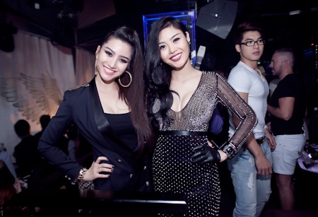 Bị cấm diễn, Angela Phương Trinh vẫn vui vẻ đi dự tiệc - 10 Một số người mẫu trẻ cũng tham gia trong tối qua 12/9