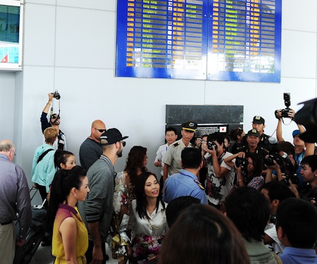 "Trai đẹp bị trục xuất" đã tới Việt Nam - 9 Sau khi hạ cánh, Omar sẽ về khách sạn nghỉ ngơi để chuẩn bị cho màn ra mắt báo chí tối nay.
