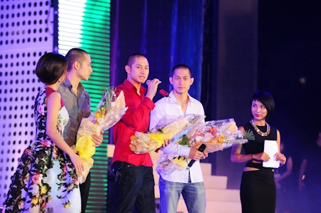 "Trai đẹp bị trục xuất" giao lưu ngắn ngủi với khán giả Việt - 1 Ba chàng họ Lưu giao lưu với khán giả không nhiều