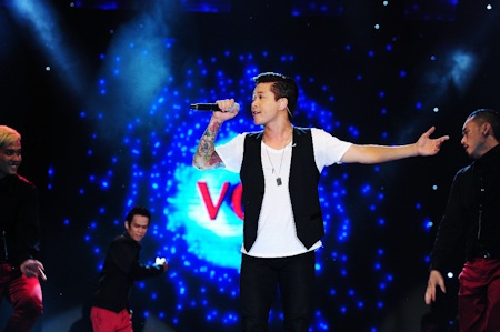 Tuấn Hưng khiến mẹ bật khóc trong liveshow - 5 Tuấn Hưng đã có một đêm sinh nhật đầy ý nghĩa