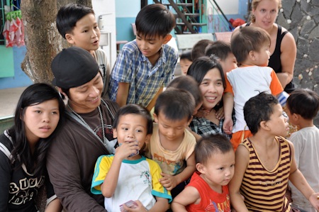Ảnh độc ngày bé của Tuấn Hưng - 13 Những hình ảnh Tuấn Hưng trong hành trình từ thiện của mình