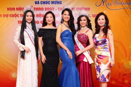 Trần Thị Quỳnh mang theo ảnh Đại tướng Võ Nguyên Giáp trong hành trang - 2 Các đại diện Việt Nam tại cuộc thi Hoa hậu quý bà qua nhiều năm