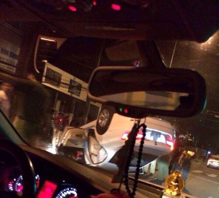 Chiếc xe bị lật ngược trên đường