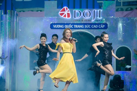 Một số hình ảnh Mỹ Tâm trong đêm diễn