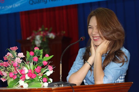 Mỹ Tâm tự tay nấu ăn cho bà con vùng lũ - 2 Hạnh phúc trước những lời hỏi han, khen ngợi