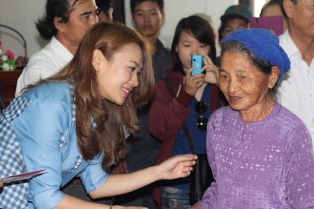 Mỹ Tâm tự tay nấu ăn cho bà con vùng lũ - 3 Mỹ Tâm ân cần tặng quà cho từng người dân
