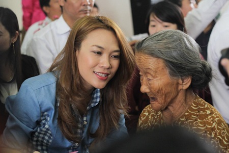 Mỹ Tâm tự tay nấu ăn cho bà con vùng lũ - 4 Mỹ Tâm ân cần tặng quà cho từng người dân